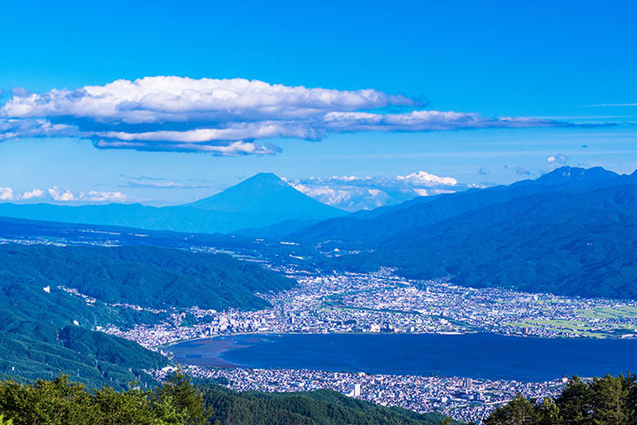 諏訪盆地から富士山を望む
